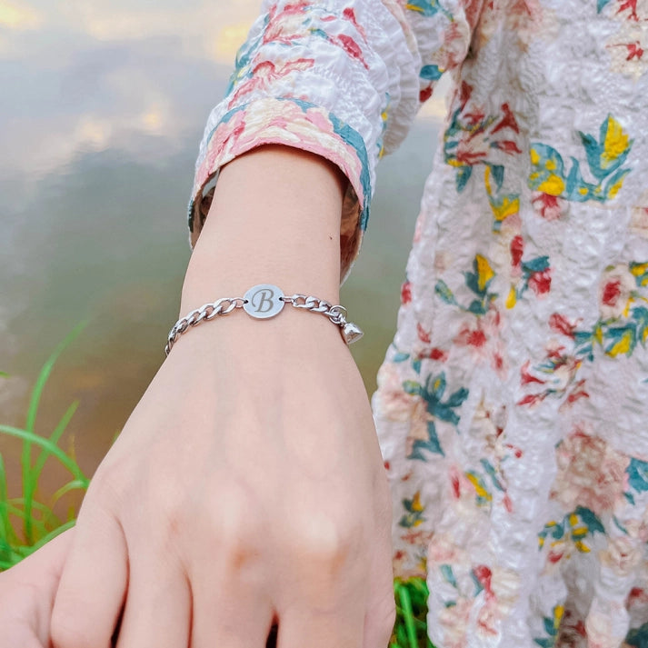 Gepersonaliseerde roestvrijstalen armbandenset met 2 letters voor koppels