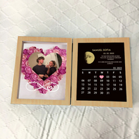 (Oneindigheidsbord met naam) Aangepast bloemenframe met ECHTE MAANSTAND Jubileumkalender
