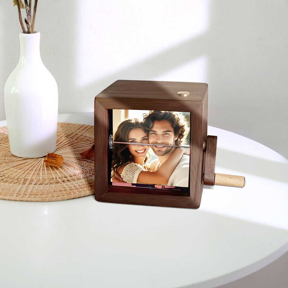 Gepersonaliseerde animatiemachine met flipboekframe, mechanisch fotoalbum met handzwengel en licht, kinderfotolijst van zwart notenhout, creatief cadeau