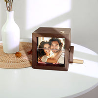 Gepersonaliseerde animatiemachine met flipboekframe, mechanisch fotoalbum met handzwengel en licht, kinderfotolijst van zwart notenhout, creatief cadeau
