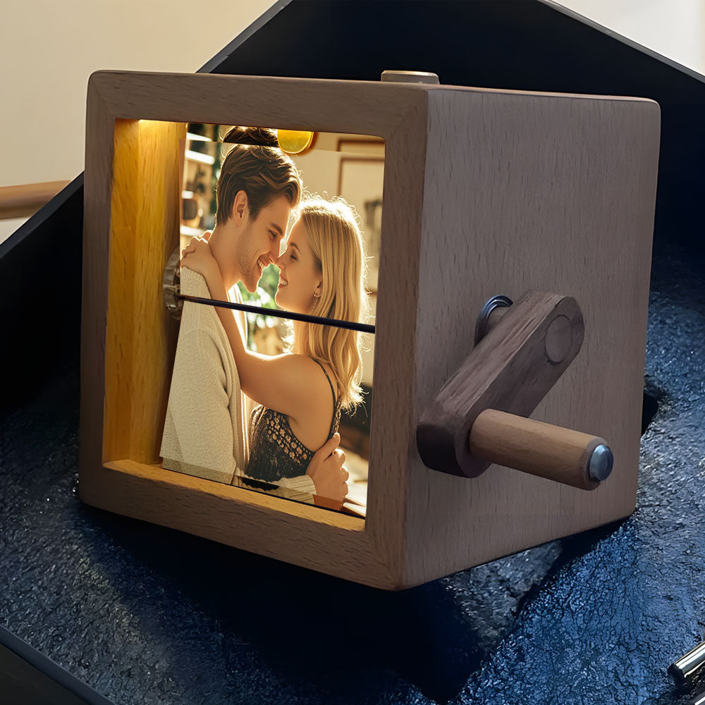Gepersonaliseerde animatiemachine met flipboekframe, mechanisch fotoalbum met handzwengel en licht, kinderfotolijst van zwart notenhout, creatief cadeau