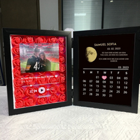 (Vierkant met lied) Aangepast bloemenframe met echte maanfasen, jubileumkalender