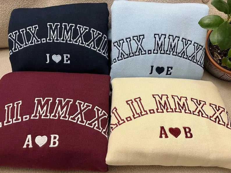 Sweat à capuche ras du cou personnalisé avec chiffres romains brodés, cadeaux personnalisés pour couples