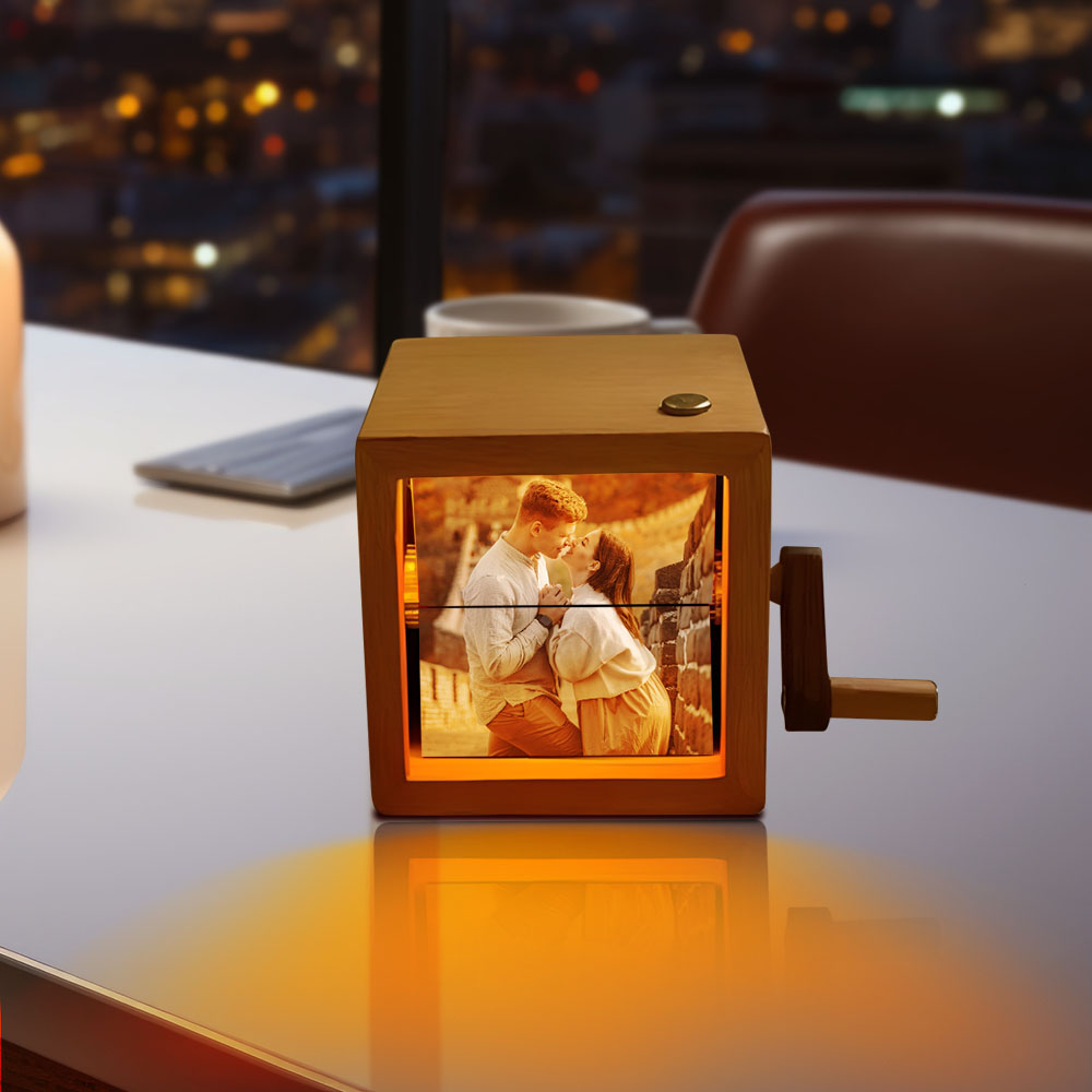 Gepersonaliseerde animatiemachine met flipboekframe, mechanisch fotoalbum met handzwengel en licht, kinderfotolijst van zwart notenhout, creatief cadeau