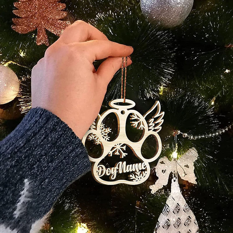 Aangepaste houten kerstversiering met naam, hondenpoothanger met vleugels