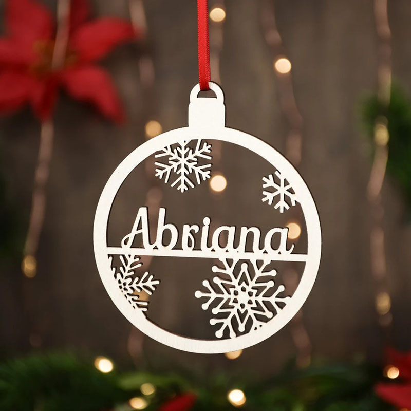 Décoration de sapin de Noël en bois blanc personnalisée avec motif de clochettes et de flocons de neige et nom
