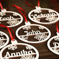 Décoration de sapin de Noël en bois blanc personnalisée avec motif de clochettes et de flocons de neige et nom