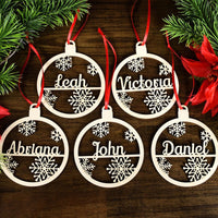 Décoration de sapin de Noël en bois blanc personnalisée avec motif de clochettes et de flocons de neige et nom