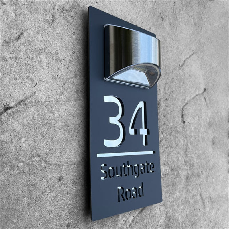 Plaque de maison personnalisée découpée au laser avec lumière solaire