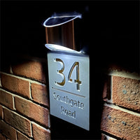 Plaque de maison personnalisée découpée au laser avec lumière solaire