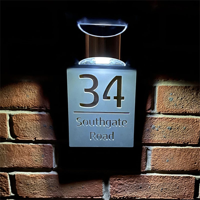 Plaque de maison personnalisée découpée au laser avec lumière solaire