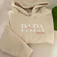 Gepersonaliseerde hoodie met geborduurde naam en datum en optioneel PAPA-ontwerp. Uniek cadeau voor het gezin.