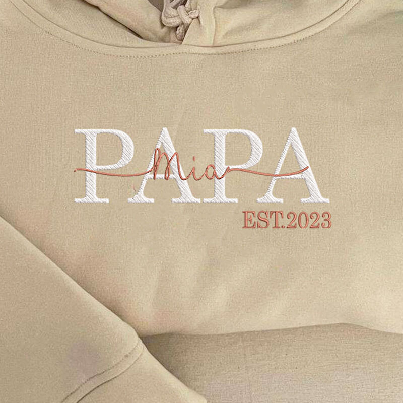 Gepersonaliseerde hoodie met geborduurde naam en datum en optioneel PAPA-ontwerp. Uniek cadeau voor het gezin.