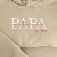 Gepersonaliseerde hoodie met geborduurde naam en datum en optioneel PAPA-ontwerp. Uniek cadeau voor het gezin.