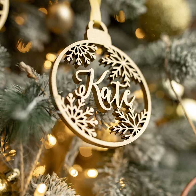 Décoration de sapin de Noël en bois blanc personnalisée avec motif de clochettes et de flocons de neige et nom