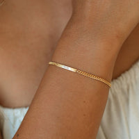 Gepersonaliseerde gegraveerde mini-bar-armband met stoepketting als cadeau voor je vriendin