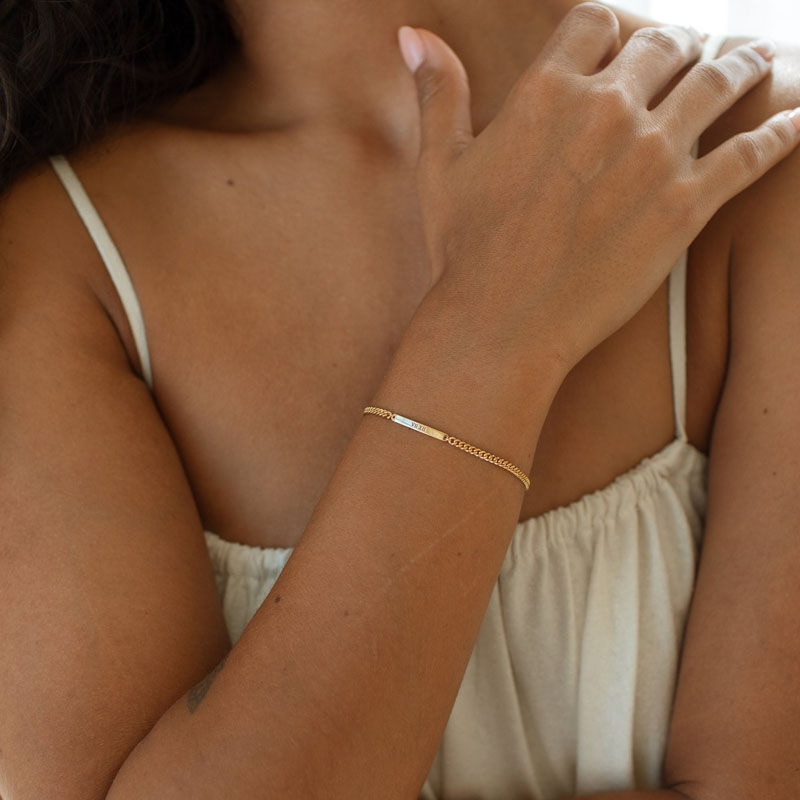 Gepersonaliseerde gegraveerde mini-bar-armband met stoepketting als cadeau voor je vriendin