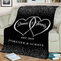 Couverture personnalisée avec nom et joli motif à pois. Cadeau créatif pour les couples.
