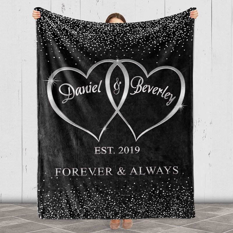 Couverture personnalisée avec nom et joli motif à pois. Cadeau créatif pour les couples.