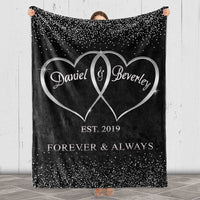 Couverture personnalisée avec nom et joli motif à pois. Cadeau créatif pour les couples.