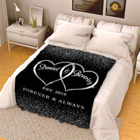 Couverture personnalisée avec nom et joli motif à pois. Cadeau créatif pour les couples.