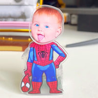 Gepersonaliseerde Bobblehead acryl standaard met aangepaste kinderfoto en Spiderman-ontwerp, aantrekkelijk cadeau voor kinderen