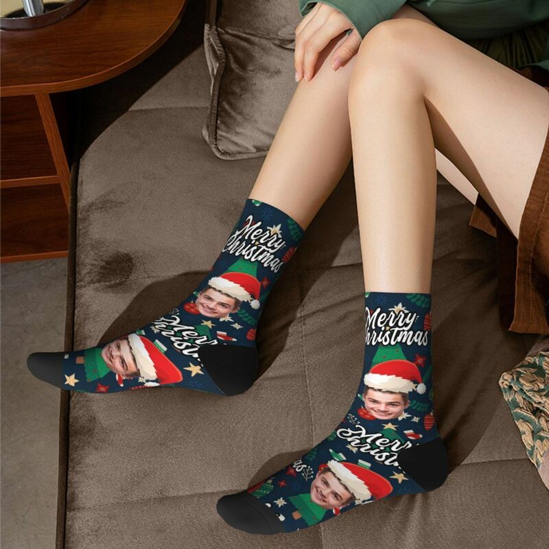 Gepersonaliseerde gezichtssokken met kerstmuts en decoratief patroon voor Kerstmis