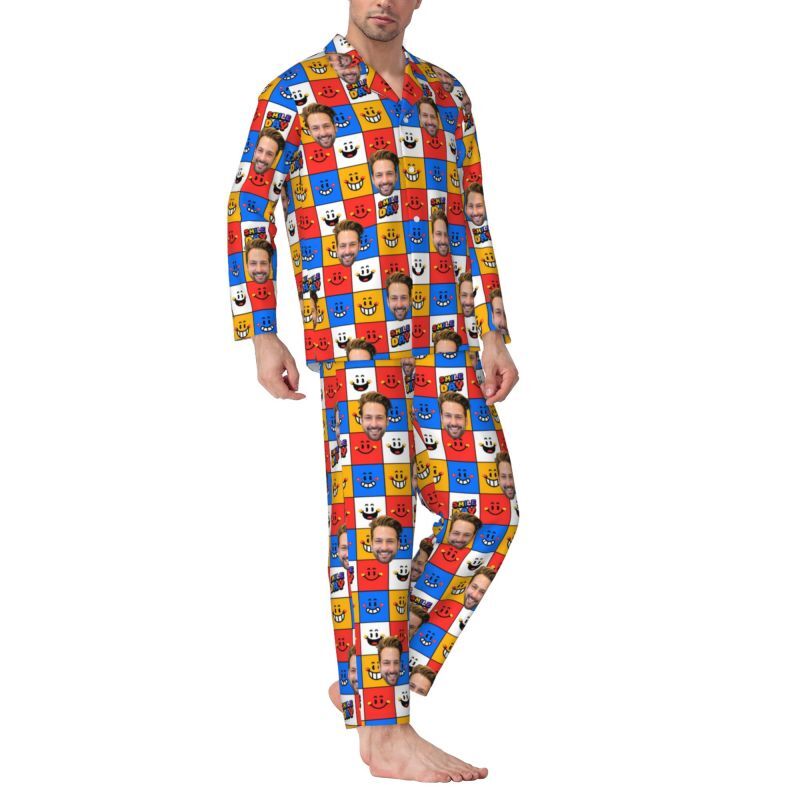 Gepersonaliseerde pyjama met een persoonlijke foto, kleurrijk emoticon-blokontwerp, levendig cadeau voor familie