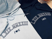 Sweat à capuche ras du cou personnalisé avec chiffres romains brodés, cadeaux personnalisés pour couples