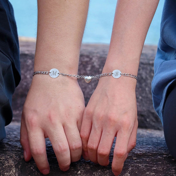 Gepersonaliseerde roestvrijstalen armbandenset met 2 letters voor koppels