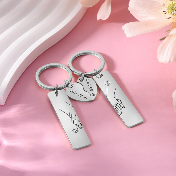 Gepersonaliseerde metalen sleutelhanger met 2 letters en datum in de vorm van een hand in hand hart