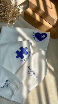 Gepersonaliseerde bijpassende sweatshirt met hart en puzzel met Romeinse cijfers geborduurd