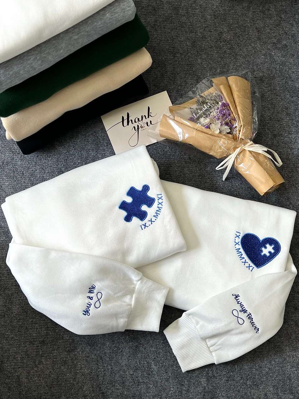 Gepersonaliseerde bijpassende sweatshirt met hart en puzzel met Romeinse cijfers geborduurd