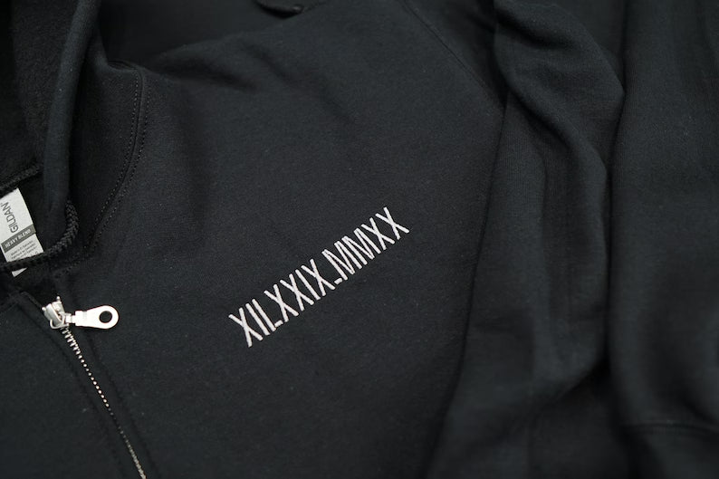 Sweat à capuche zippé brodé avec chiffres romains pour anniversaire | Sweat à capuche brodé | Sweat à capuche avec date d'anniversaire
