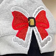 Kersttrui met rode strik en borduurwerk