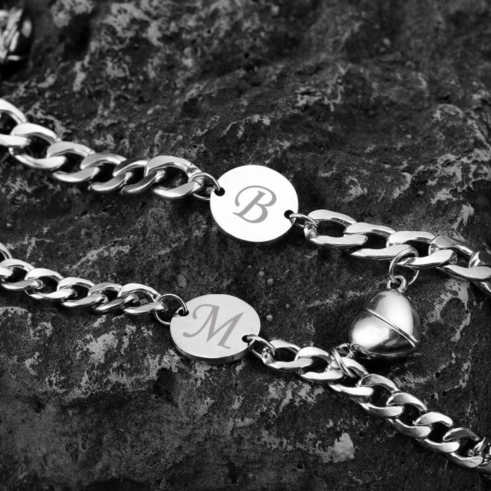 Gepersonaliseerde roestvrijstalen armbandenset met 2 letters voor koppels