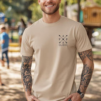 Personalisiertes T-Shirt für Papa, bestickt mit dem Namen und Geburtsjahr des Kindes – Pfeil-Design (individuell gestaltbar)