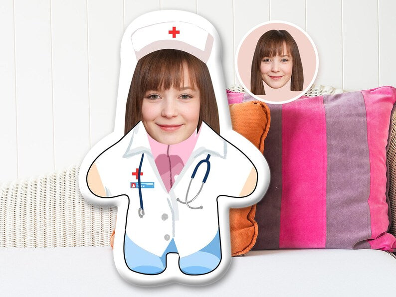 Mini oreiller personnalisé avec photo « J'adore les beignets » pour femme médecin.