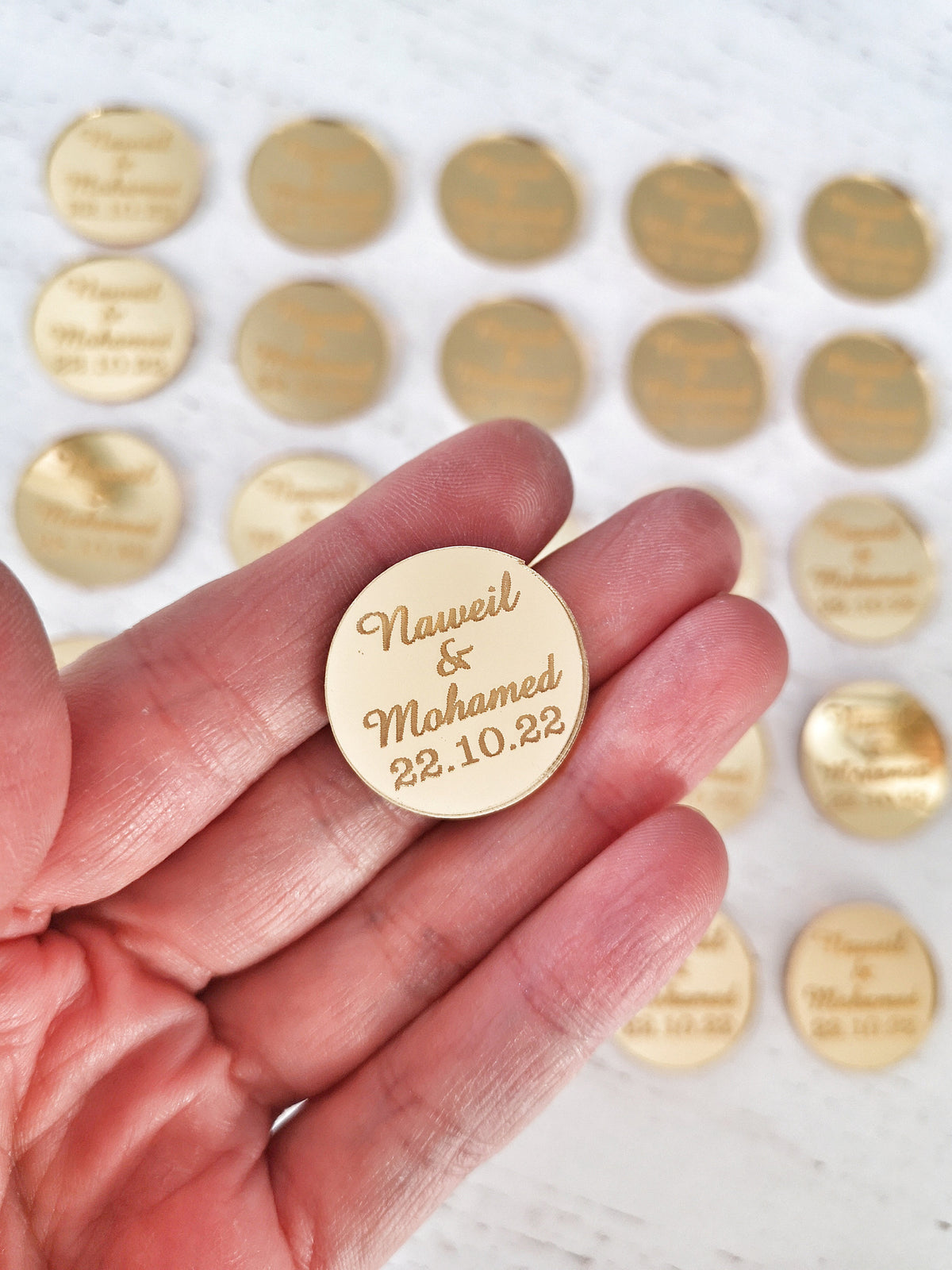 Gepersonaliseerde ronde spiegel naamplaatjes van goud of zilver, acryl als bedankjes voor bruiloften, naamkaartjes, feesttafelbordjes en plaatskaartjes
