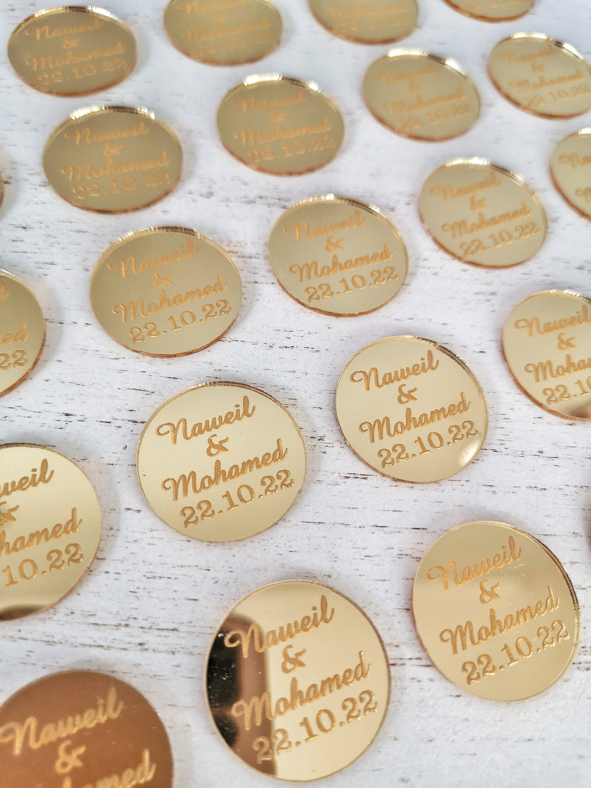 Gepersonaliseerde ronde spiegel naamplaatjes van goud of zilver, acryl als bedankjes voor bruiloften, naamkaartjes, feesttafelbordjes en plaatskaartjes