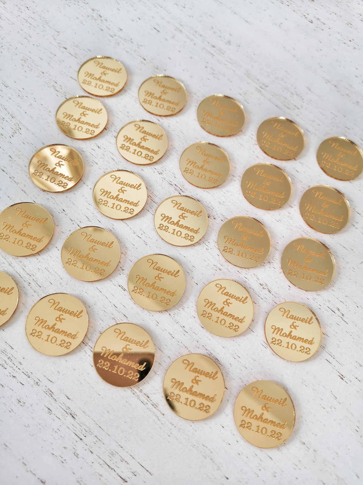 Gepersonaliseerde ronde spiegel naamplaatjes van goud of zilver, acryl als bedankjes voor bruiloften, naamkaartjes, feesttafelbordjes en plaatskaartjes