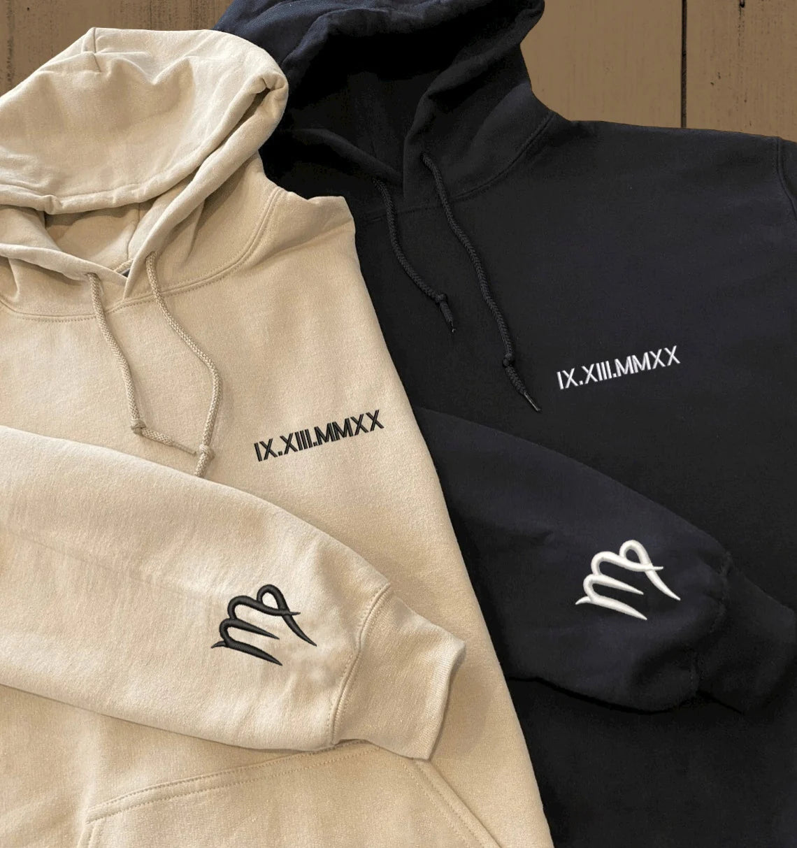 Hoodie | Individueel geborduurde Romeinse cijfers, datum + sterrenbeeld op de mouwen | Koppel Hoodie | Verlovingshoodie
