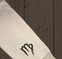 Hoodie | Individueel geborduurde Romeinse cijfers, datum + sterrenbeeld op de mouwen | Koppel Hoodie | Verlovingshoodie