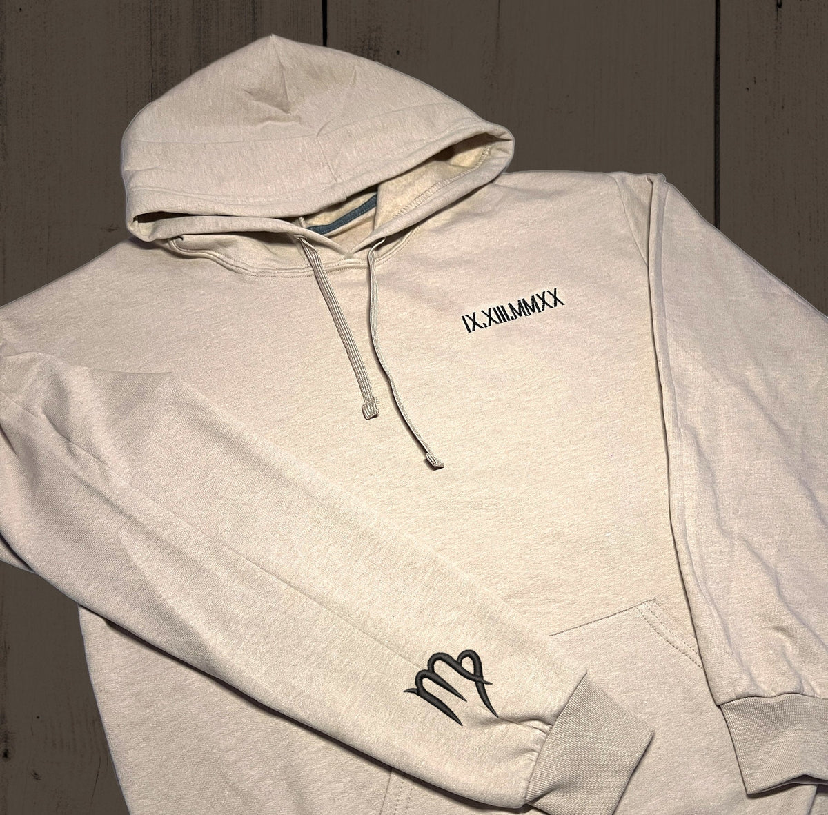Hoodie | Individueel geborduurde Romeinse cijfers, datum + sterrenbeeld op de mouwen | Koppel Hoodie | Verlovingshoodie