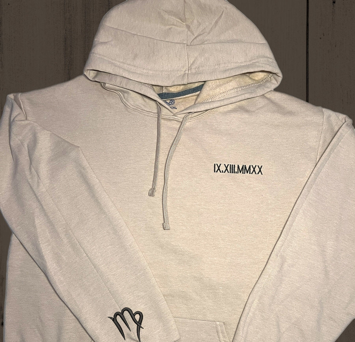 Hoodie | Individueel geborduurde Romeinse cijfers, datum + sterrenbeeld op de mouwen | Koppel Hoodie | Verlovingshoodie