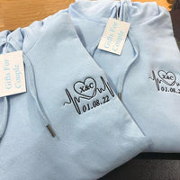GEBORDUURDE jubileumdatum koppel sweatshirt met hartslag, datum en initiaal, geborduurd hart ronde hals, koppel sweatshirt geborduurd