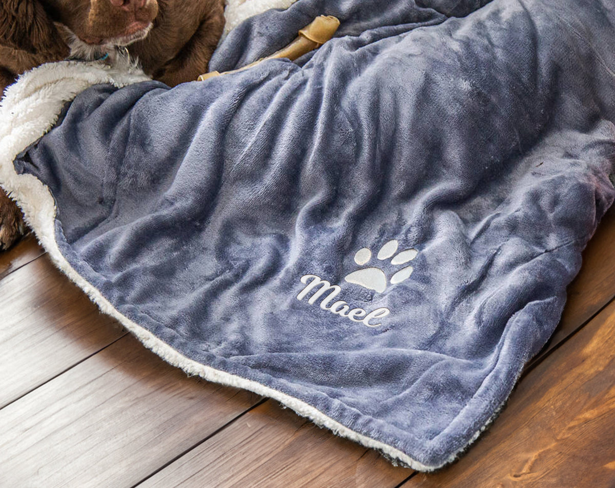 Gepersonaliseerde deken met huisdiernaam voor hond, aangepaste naamdeken voor honden, dikke fleece deken voor huisdieren, deken met pootafdruk, geborduurde deken met hondennaam