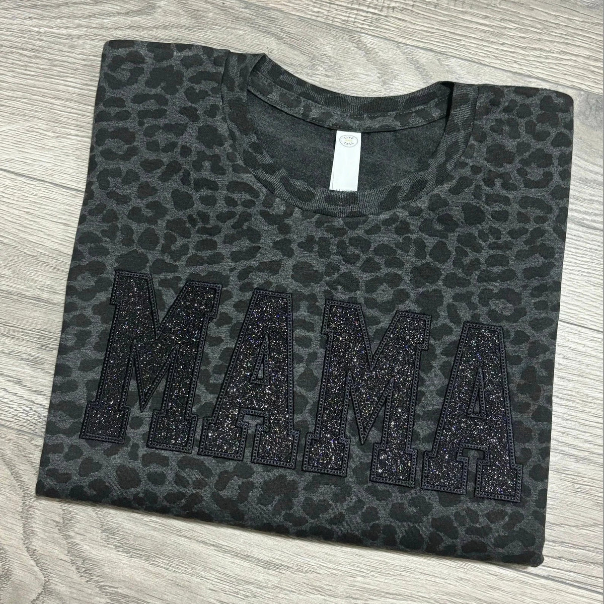 T-shirt noir uni avec broderie MAMA et motif léopard pailleté