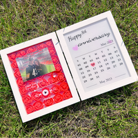 Nieuw gepersonaliseerd frame met muzikale bloemen en jubileumcadeaus