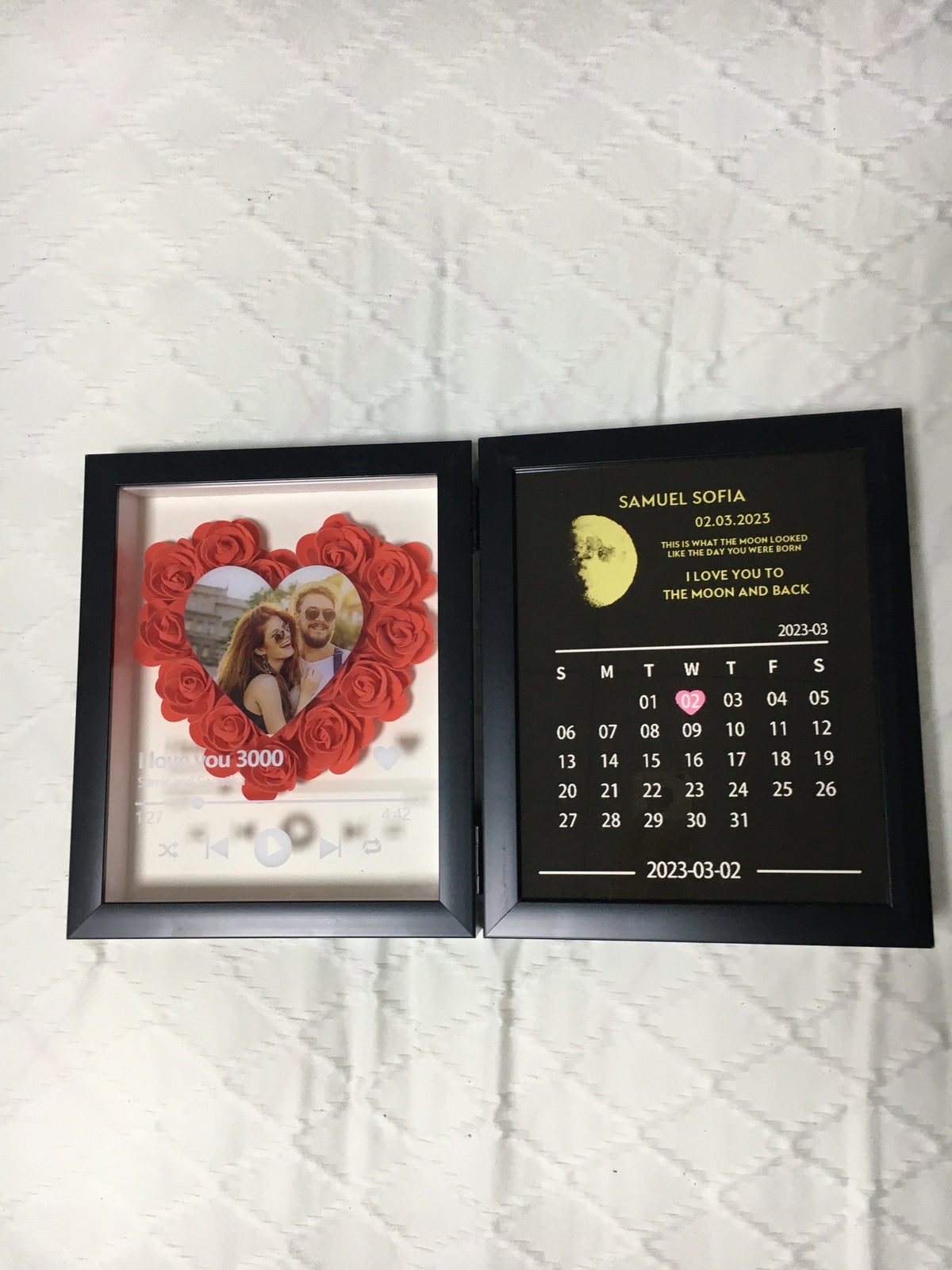 (Hart met lied) Aangepast bloemenframe met ECHTE MAANSTAND Jubileumkalender